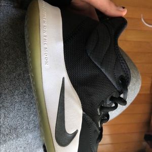 Kyrie 3 Black/White/Tan